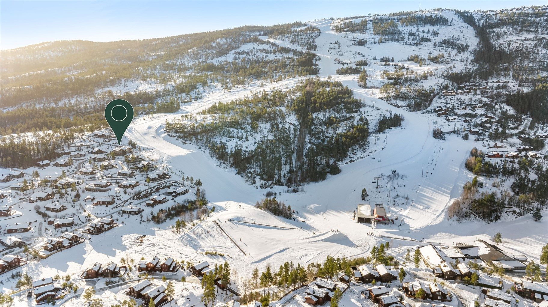 Når snøen legger seg som et teppe over landskapet, forvandles Vrådal til et vintereventyr. Her finner du et moderne skisenter med hele 18 nedfarter og 8 heiser, inkludert en komfortabel 8-seters stolheis.