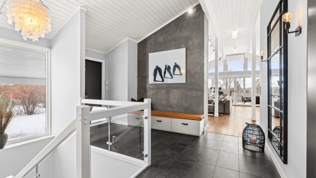 Innebygde garderobeskap sørger for rikelig oppbevaringsplass, mens den gode takhøyden og de store vinduene bidrar til en luftig og innbydende atmosfære. Fra entreen åpner boligen seg opp mot det store allrommet.