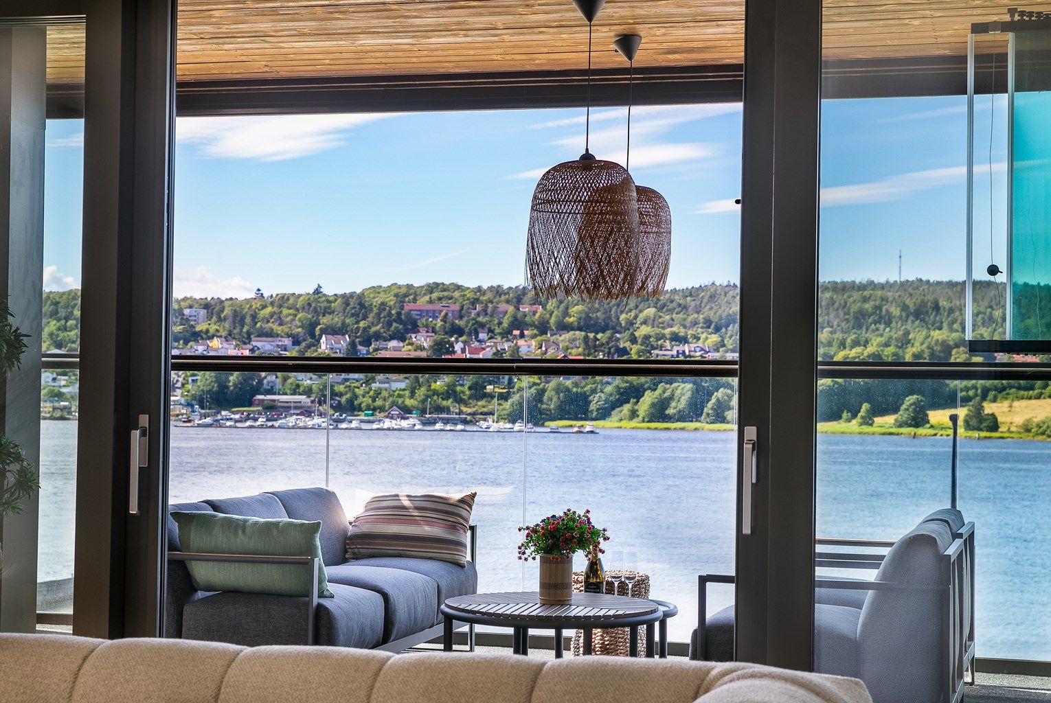 Med skyvedøren åpen slipper sval sommerbris helt inn i stuen.