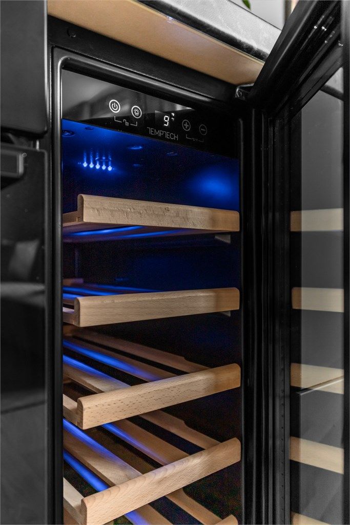 Plassbesparende vinskap gir et eksklusiv utrykk.