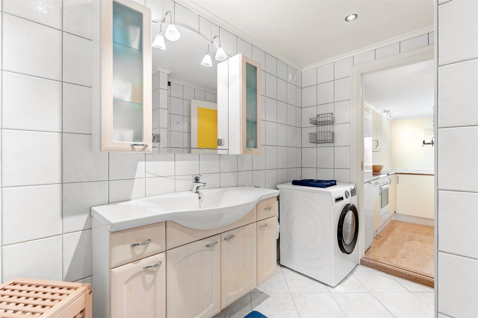 Flislagt baderom med gulvvarme og downlights