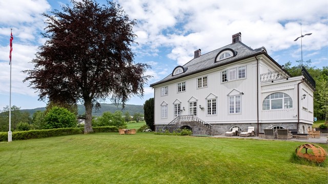 Yttertaket er tekket med lappskifer, og takrenner og beslag er utført i kobber