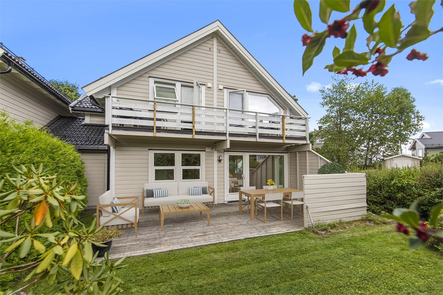 Solrikt beliggende leilighet i 1.etasje med fine utearealer 