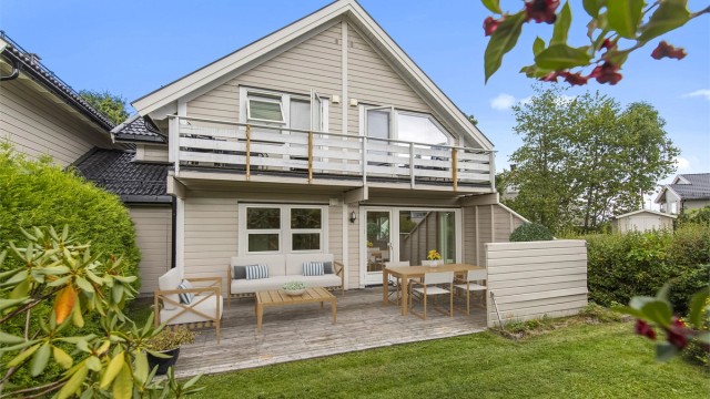 Solrikt beliggende leilighet i 1.etasje med fine utearealer