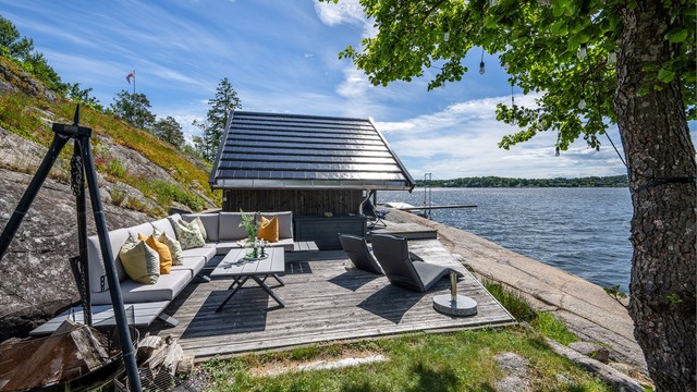 Stedet ligger vestvendt, svært solrikt og vakkert til på Tenvik med praktfull fjordutsikt mot Veierland og Håøya, og med Tjømeskjærgården rett på utsiden. (Platting ved sjøbod er ikke omsøkt)