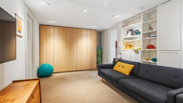 Kjellerstue med gulvvarme og downlights – Rommet benyttes i dag som TV-stue, og byr på fleksible bruksmuligheter som hjemmekontor eller oppbevaringsrom. (Ikke godkjent til varig opphold)