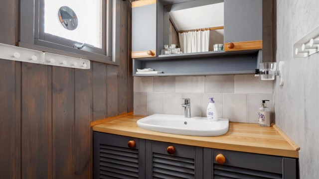 Det er etablert et praktisk servantskap med overskap og speil i forbindelse med gangen.