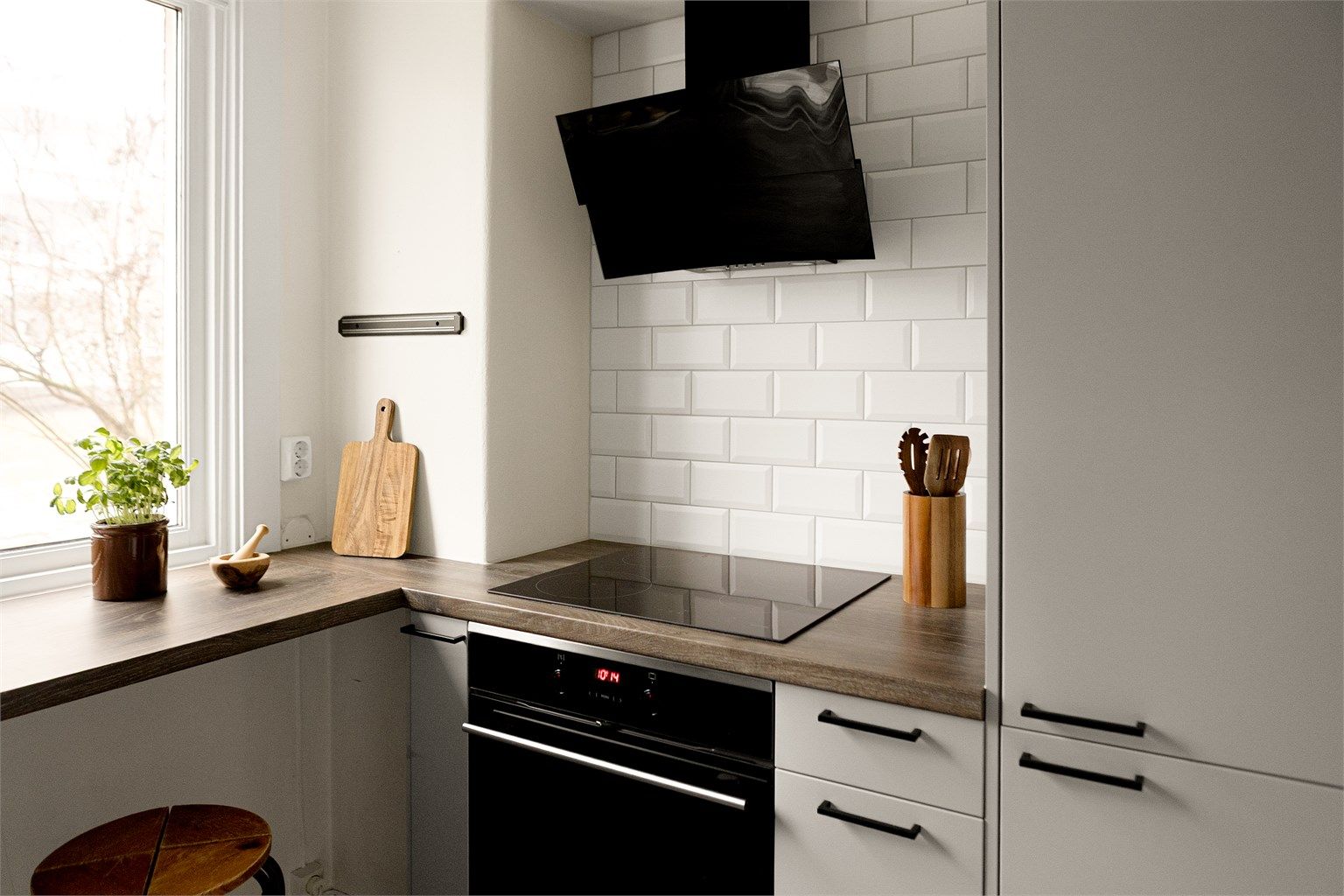 Leiligheten har en smart planløsning med gode vindusflater som gir rikelig med naturlig lys og en luftig romfølelse