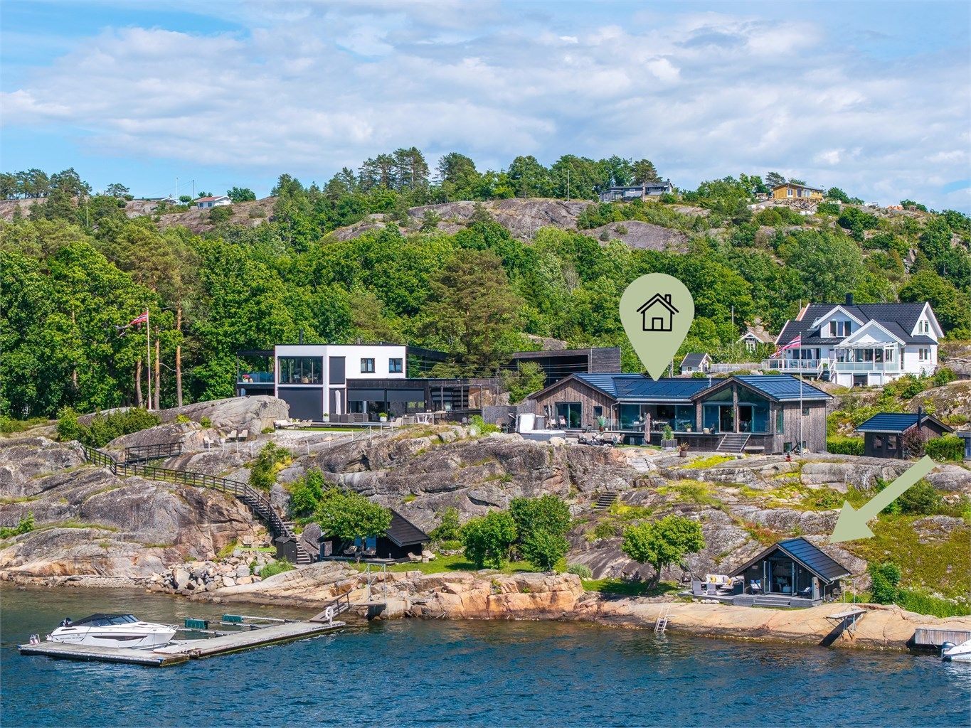 Her er det lagt vekt på å skape en harmonisk helhet mellom natur, svaberg og bebyggelse – et sted hvor man virkelig kan finne roen og nyte kystlandskapets særegne atmosfære.
