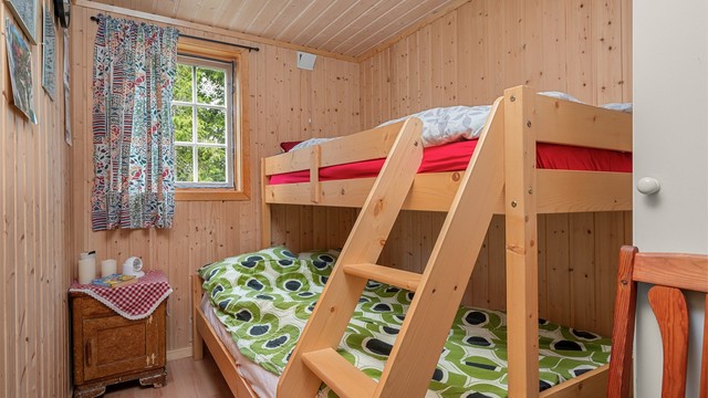 Nok et soverom med familiekøye som utnytter arealet effektivt og gir gode overnattingsmuligheter.
