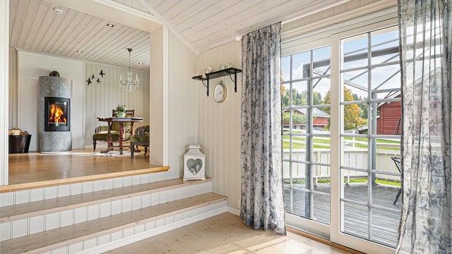 Fra stuen er det adkomst til boligens terrasse.