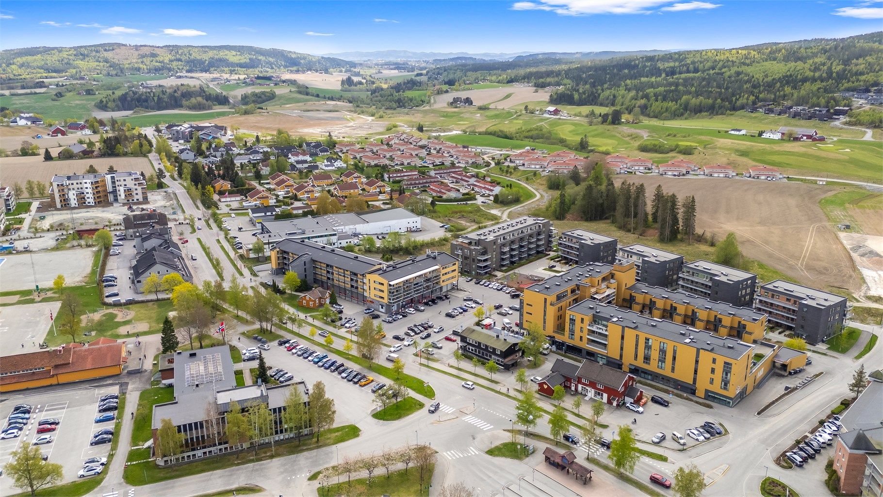 Fra leiligheten er det gangavstand til Ask sentrum med butikker, apotek og bibliotek.