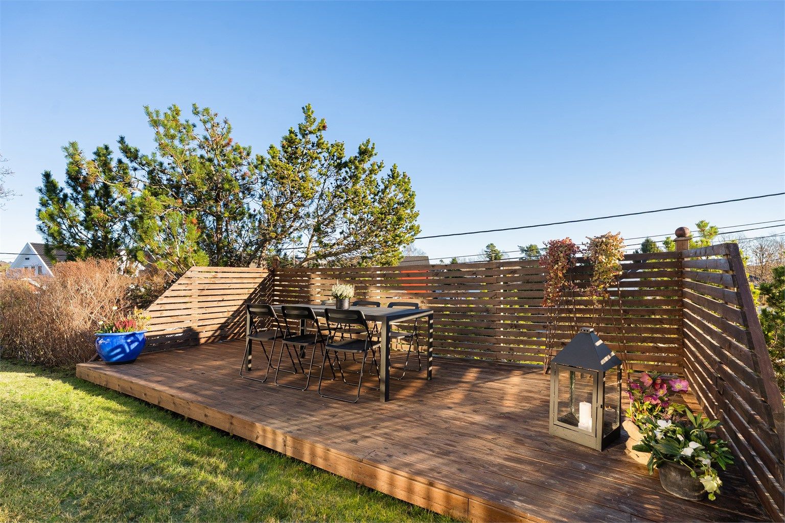 Solrik platting i hagen, godt egnet for sosiale sammenkomster.