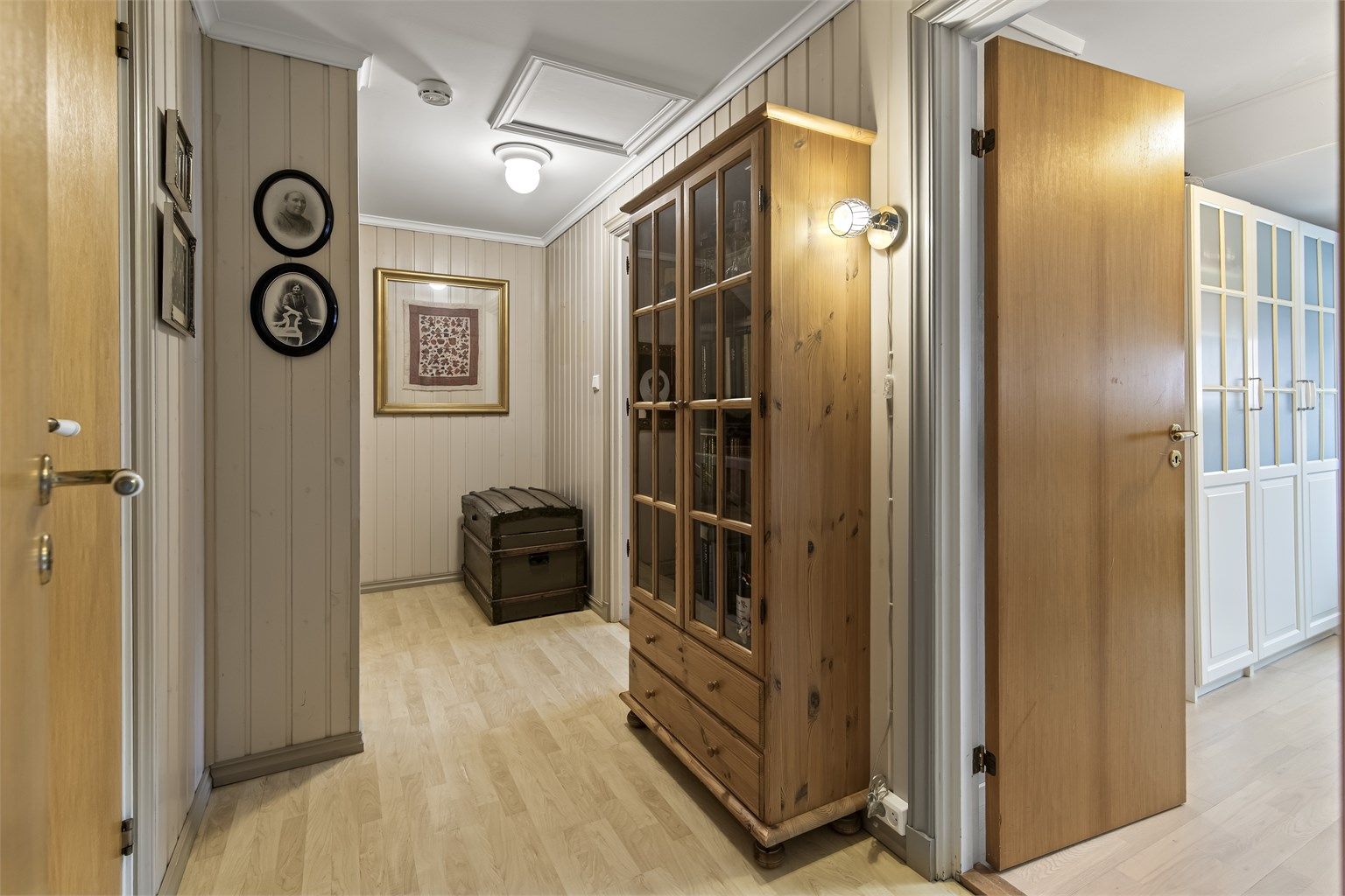 Gang i 2. etasje med oppgang til loft