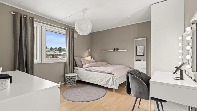 Boligen har totalt tre soverom, alle praktisk plassert i andre etasje.