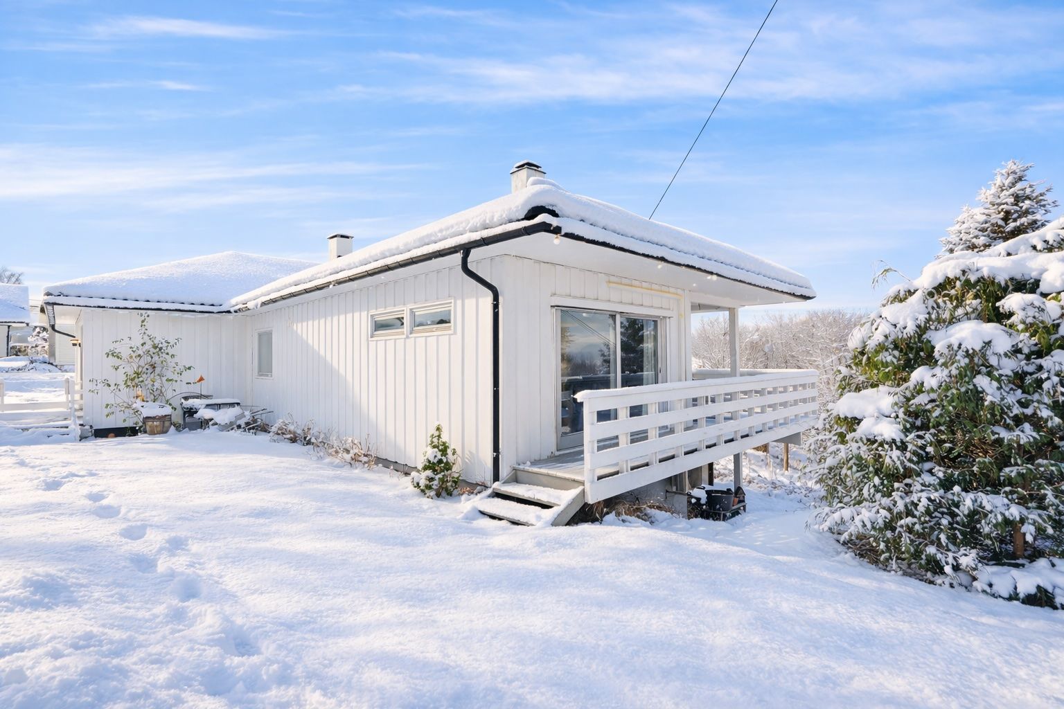 Eiendommen ligger tilbaketrukket fra gjennomfartstrafikk og har en stor, pent opparbeidet hage. Foto: Zovenfra