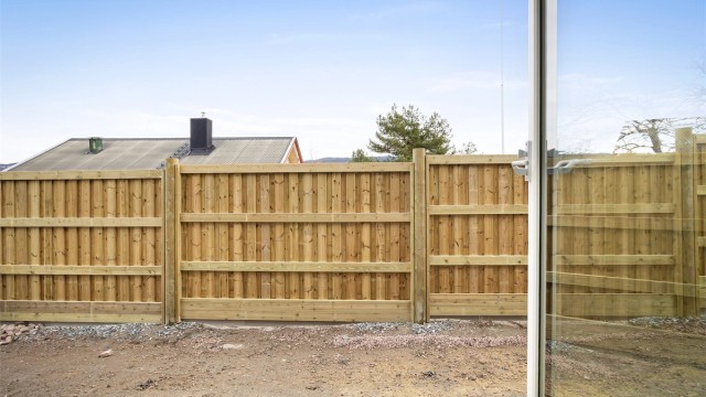 Hver seksjon har rett til å disponere det arealet ute som ligger nedenfor egen seksjon iht. vedtektene.