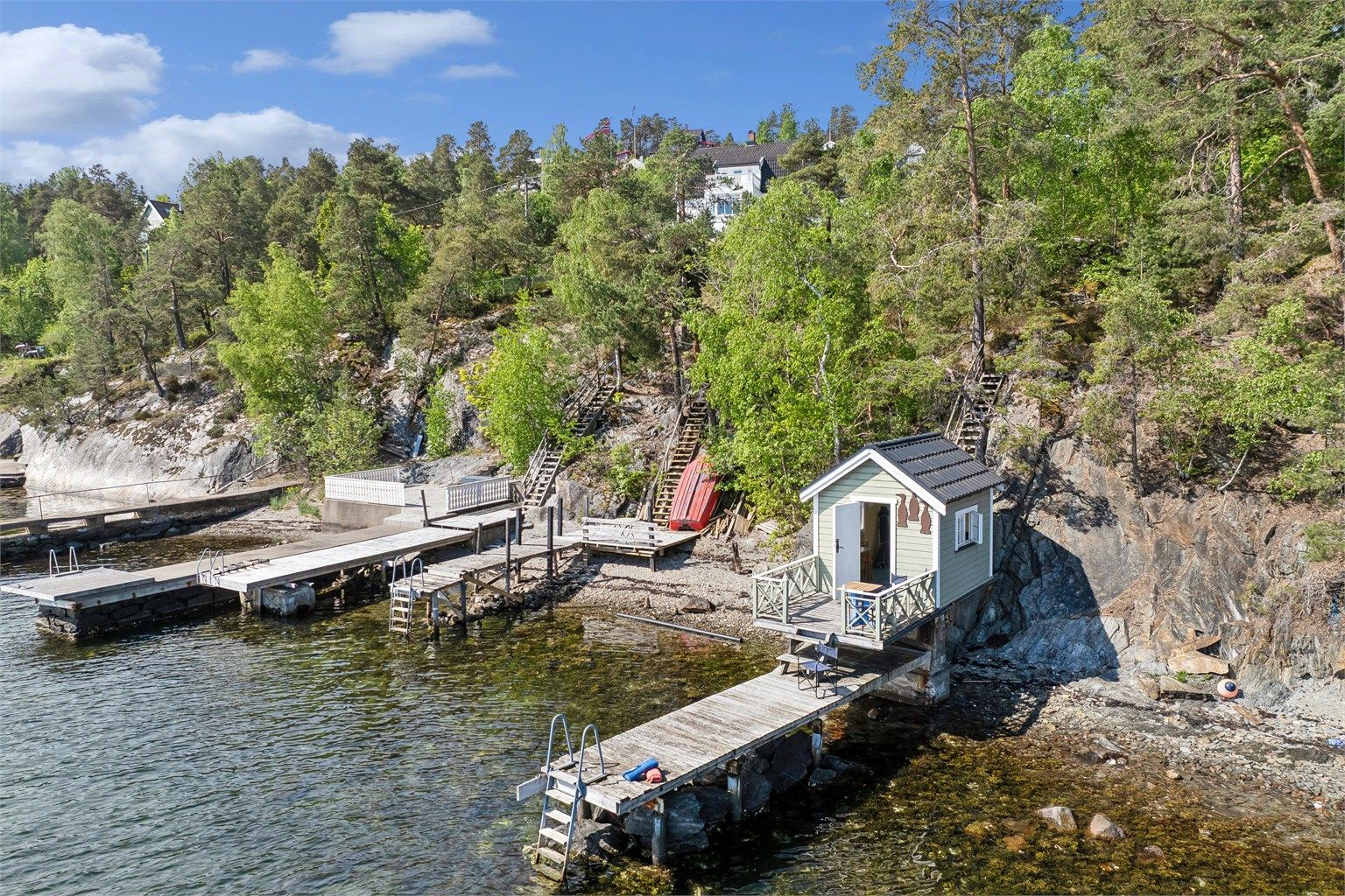 Badehuset har god avstand til brygge mot syd og et annet badehus mot nord, og byr på fantastisk utsikt over fjorden samt umiddelbar nærhet til sjøen.