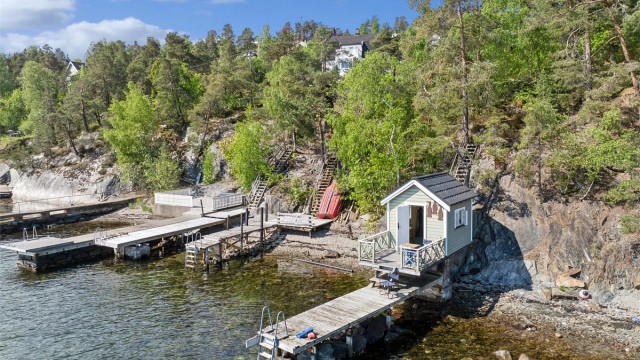 Badehuset har god avstand til brygge mot syd og et annet badehus mot nord, og byr på fantastisk utsikt over fjorden samt umiddelbar nærhet til sjøen.