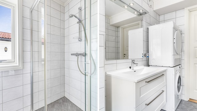 Med ca. 6 kvm. er badet av god størrelse i forhold til leilighetens totale areal.