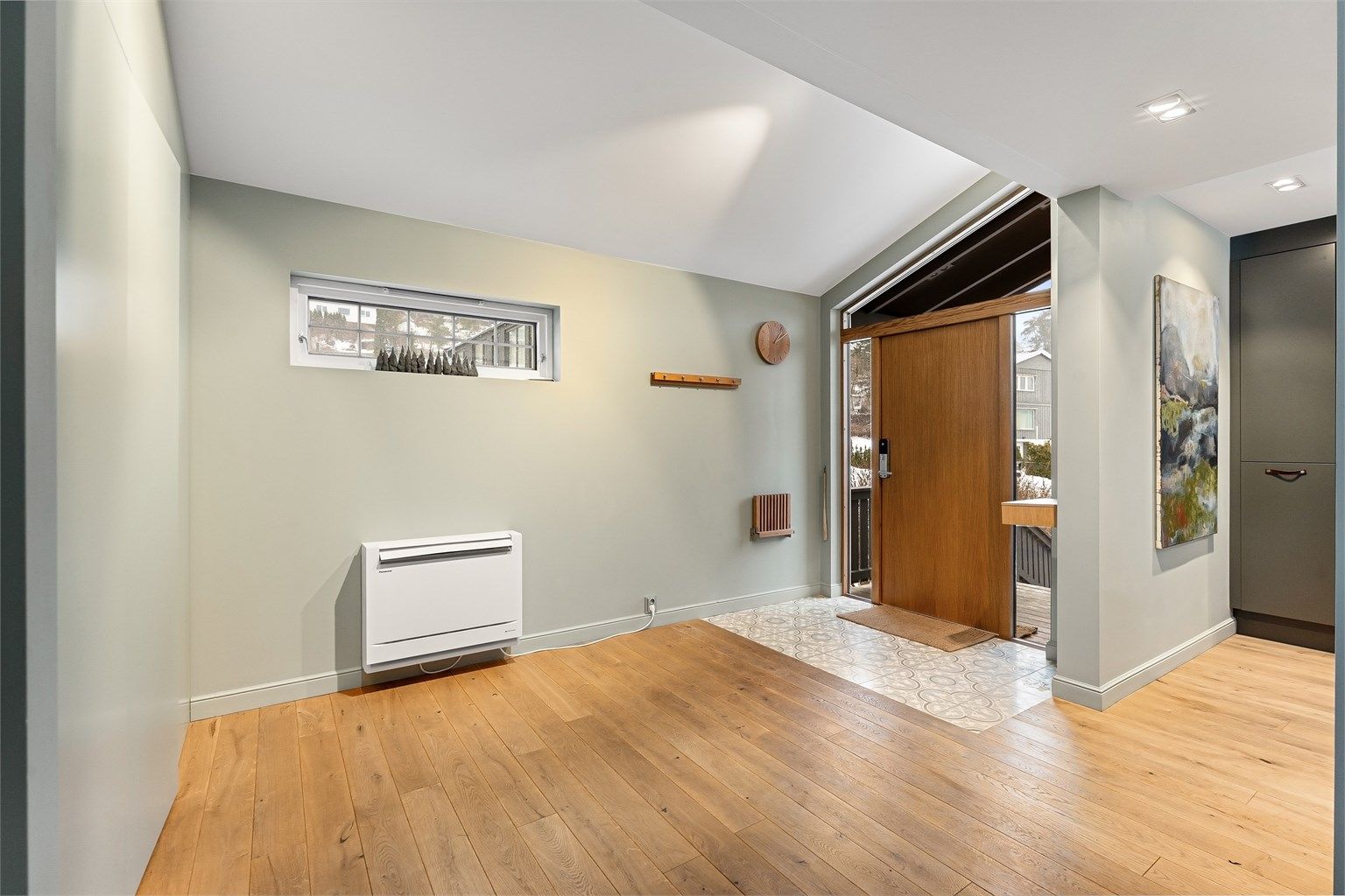 Fra entreen er det en åpen overgang til boligens sosiale soner.