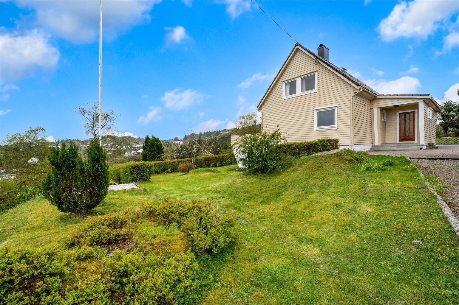 Særdeles grønn og flott hage som pryder store deler av eiendommen