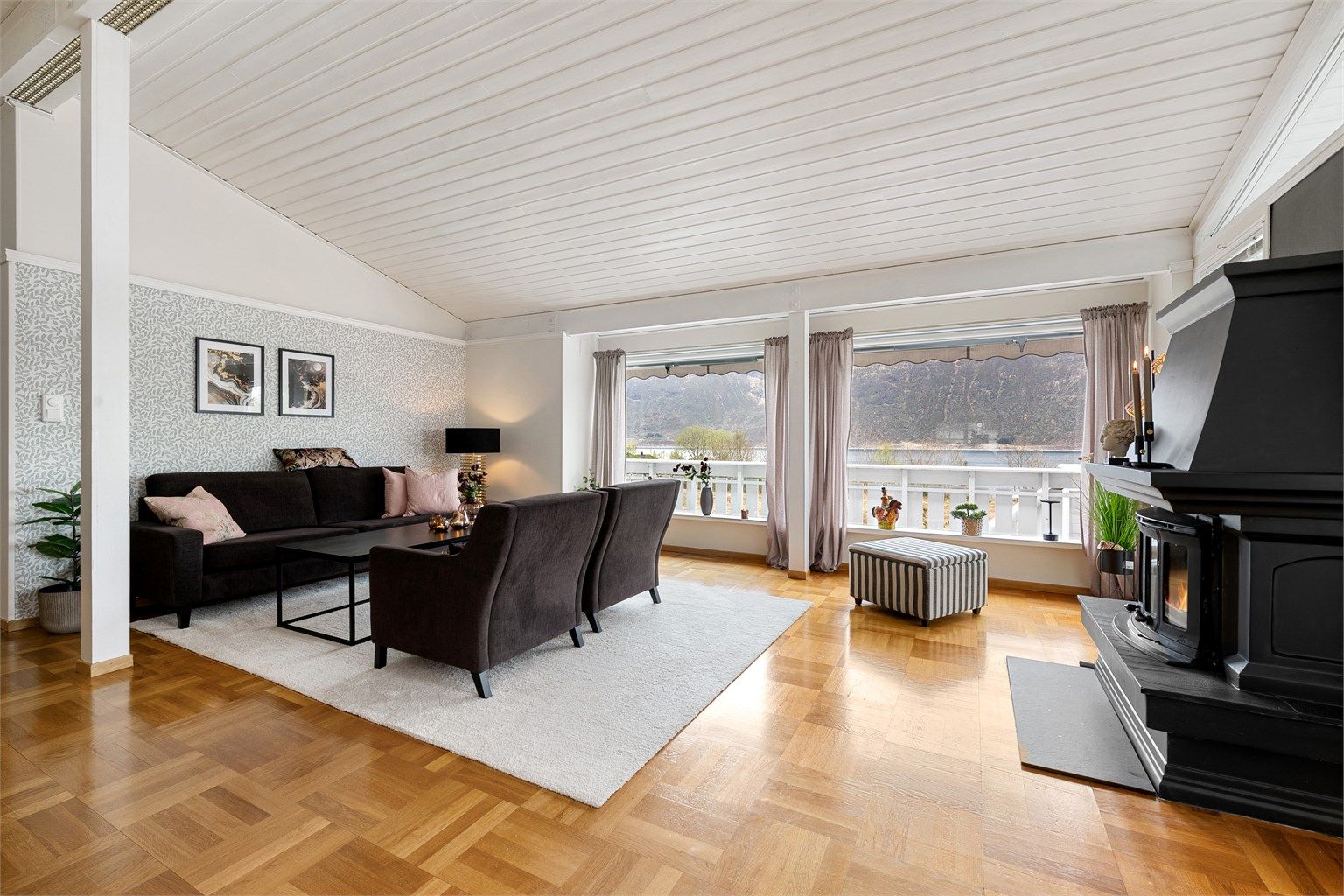 Stuen er utvidet for en åpen og sosial planløsning, med en sentralt plassert peisovn som gir varme og hygge
Foto:  Stian Wiik