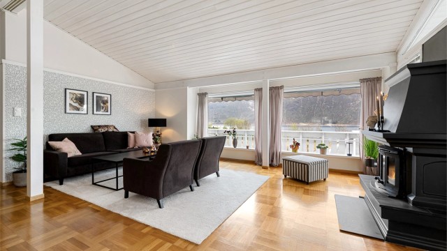 Stuen er utvidet for en åpen og sosial planløsning, med en sentralt plassert peisovn som gir varme og hygge
Foto: Stian Wiik