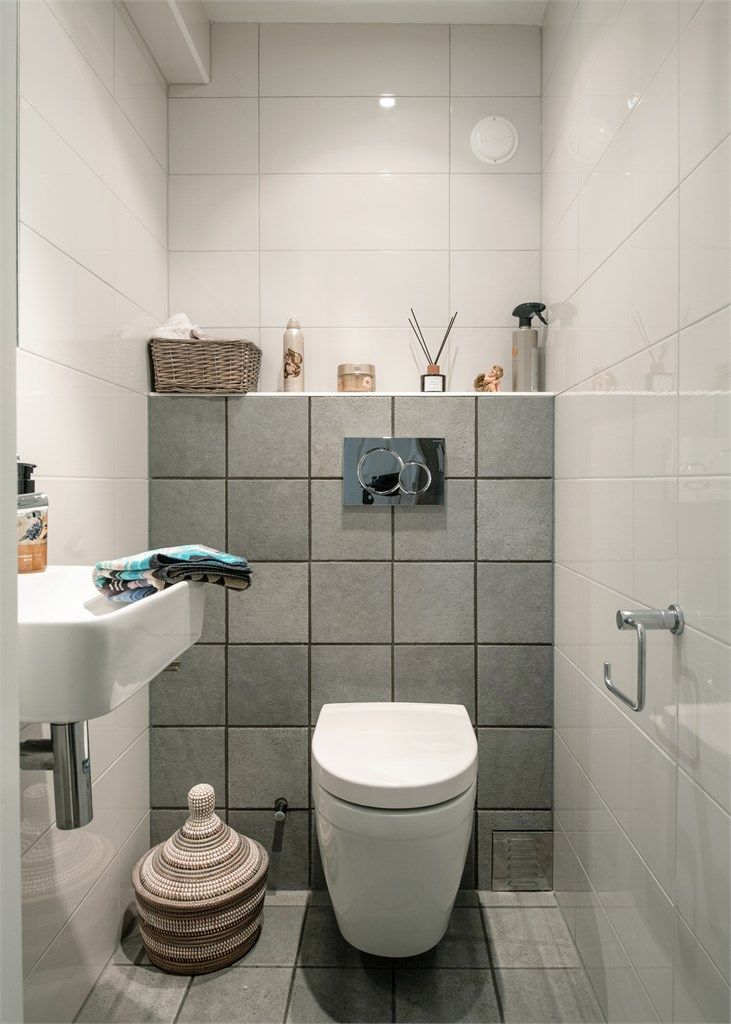 Separat toalettrom, oppusset i 2012, med vegghengt toalett og varmekabler i gulvet.