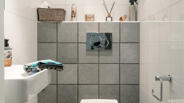 Separat toalettrom, oppusset i 2012, med vegghengt toalett og varmekabler i gulvet.