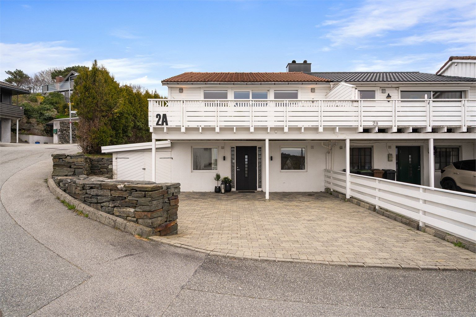 Utvendig bod med god lagringsplass. Det er god planløsning med 2 soverom , gjesterom/hobbyrom - brukt som soverom av selger, bad, gjestewc og vaskerom i samme etasje. 
