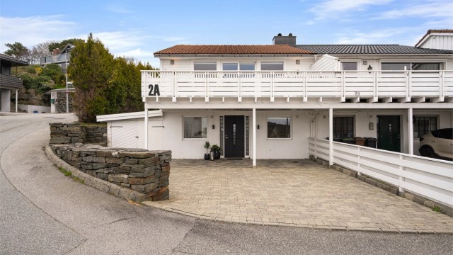 Utvendig bod med god lagringsplass. Det er god planløsning med 2 soverom , gjesterom/hobbyrom - brukt som soverom av selger, bad, gjestewc og vaskerom i samme etasje.