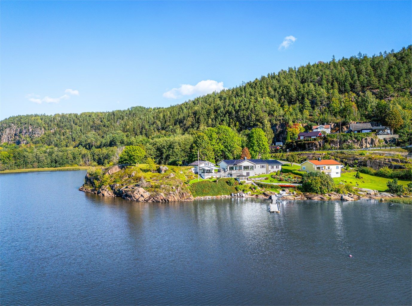 Engersand har en praktfull beliggenhet sørvest mot Drammensfjorden med strandlinje, båthavn og meget gode solforhold.