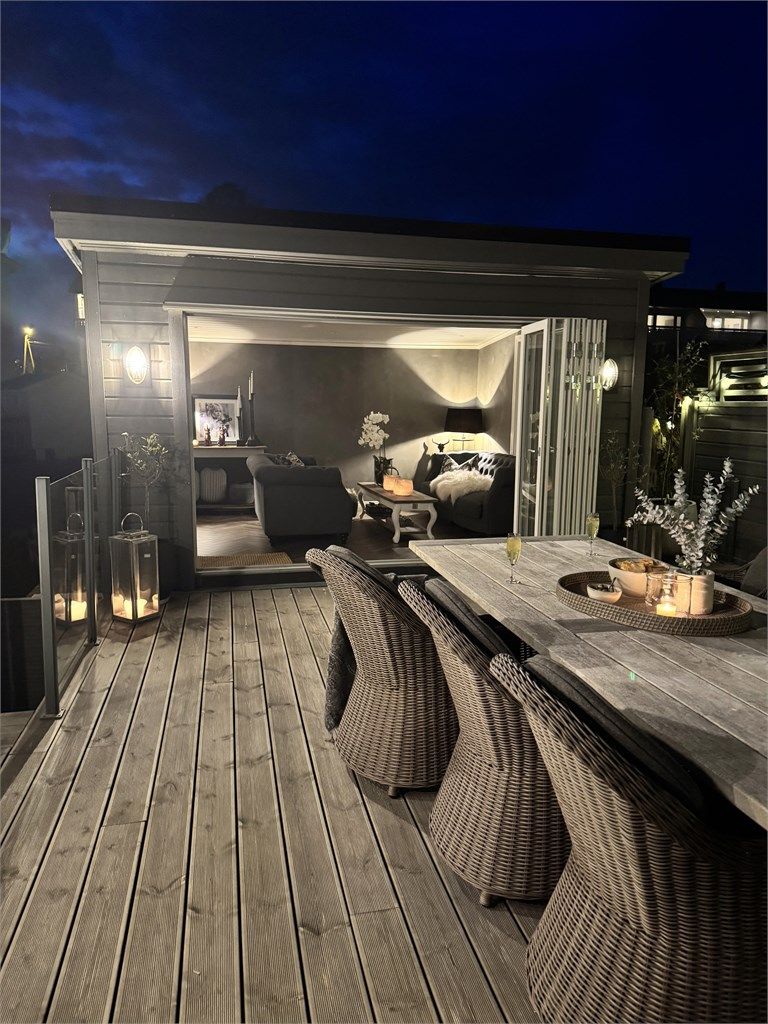 Flott stemningsbilde fra uteplassen/hagestuen tatt på kveldstid av selger