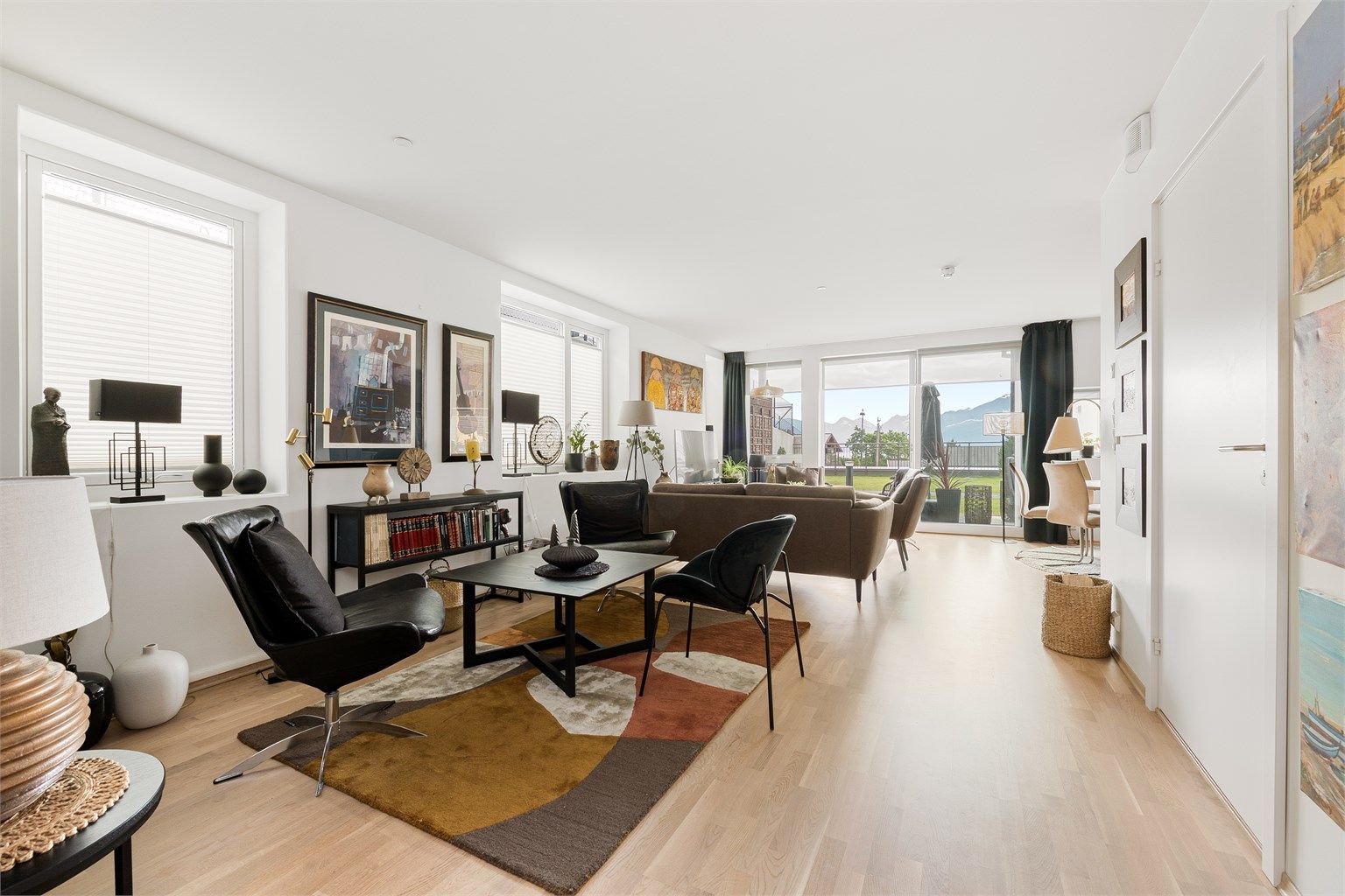 Stue med plass til flere soner, og med flott utsikt ut