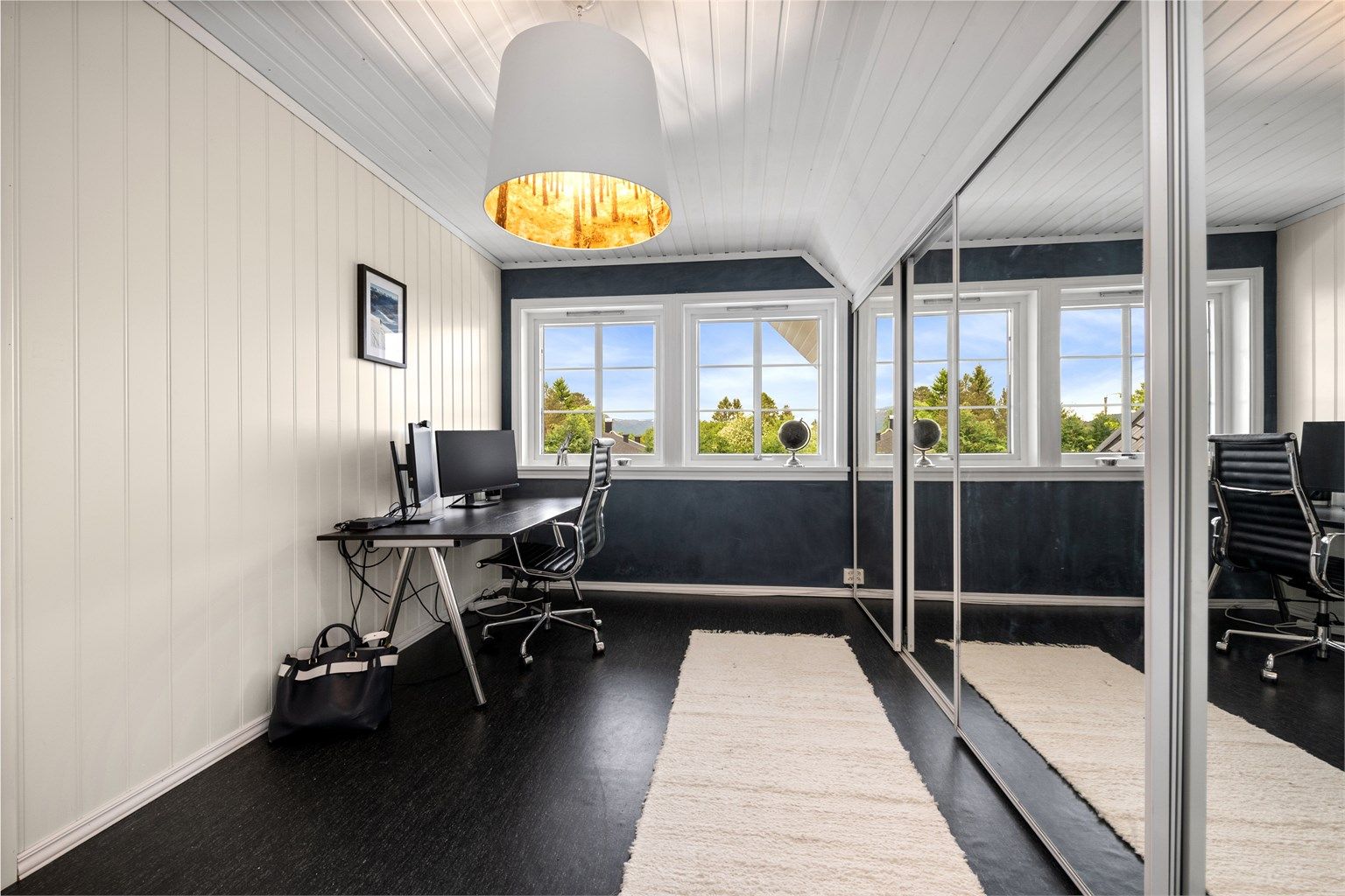 Soverom som i dag benyttes som kontor. Skyvedørsgarderobe gir gode lagringsmuligheter.