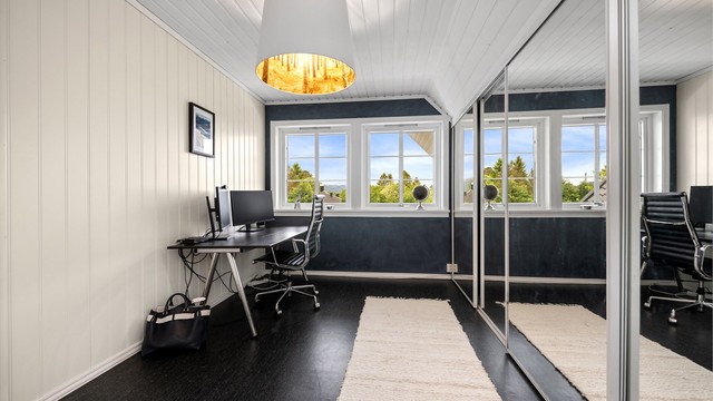 Soverom som i dag benyttes som kontor. Skyvedørsgarderobe gir gode lagringsmuligheter.