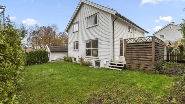 Boligen er vertikaldelt og har egen hage