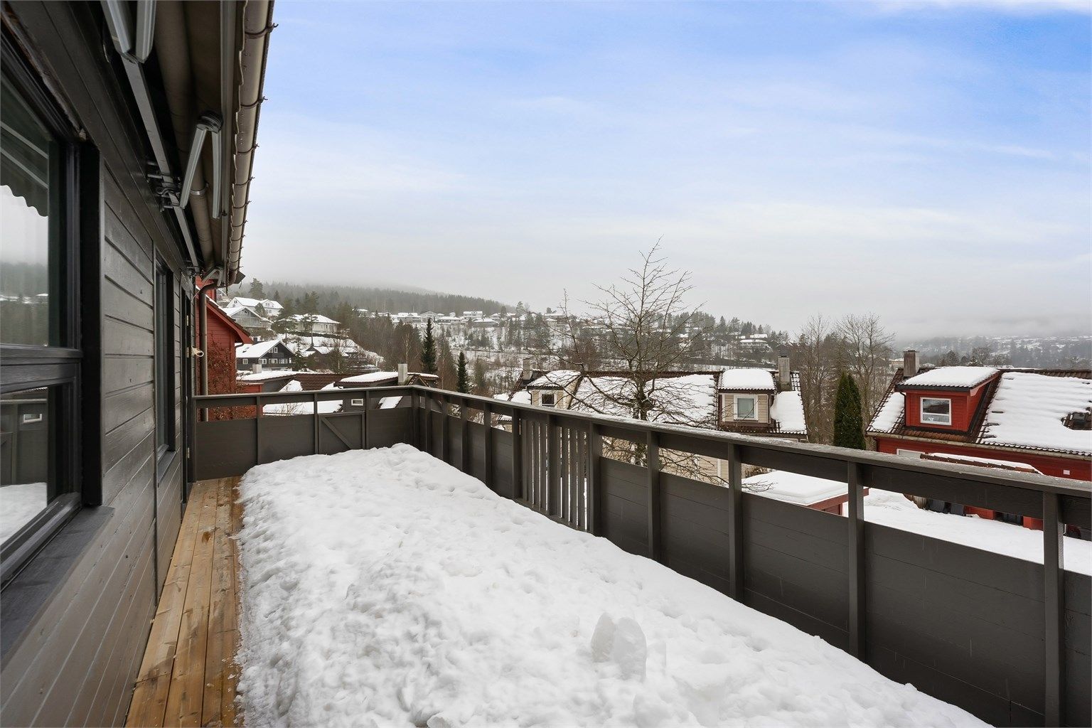 Fra stuen er det utgang til en vestvendt veranda på 19 kvadratmeter med flotte solforhold på ettermiddag og kveld og nydelig utsikt