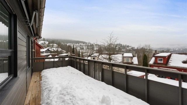 Fra stuen er det utgang til en vestvendt veranda på 19 kvadratmeter med flotte solforhold på ettermiddag og kveld og nydelig utsikt