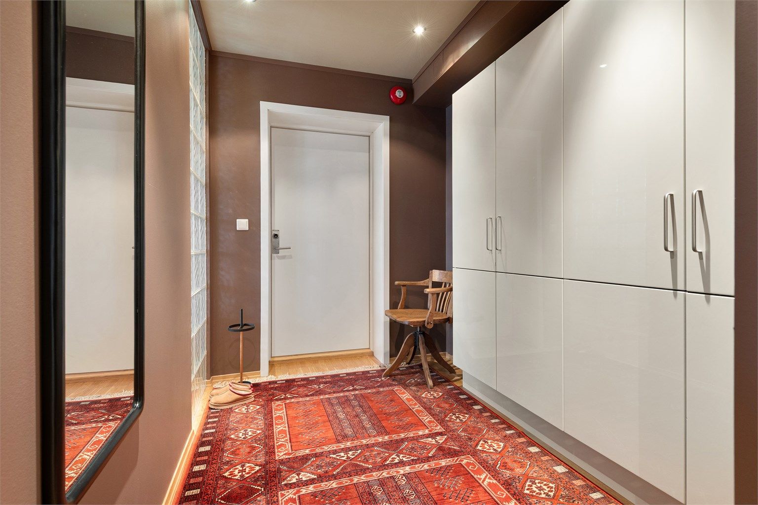 Entre/gang med stor garderobe og gode oppbevaringsmuligheter. Spotter i tak og glassbyggerstein inn mot stuen
