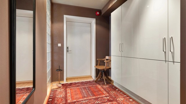 Entre/gang med stor garderobe og gode oppbevaringsmuligheter. Spotter i tak og glassbyggerstein inn mot stuen