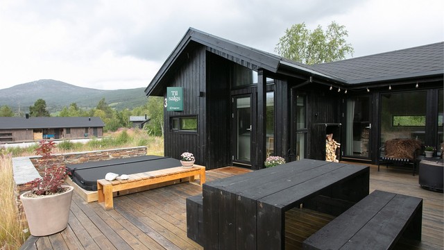 Jacuzzi er nedsenket i terrassen og rammet inn med natursteinmur.
