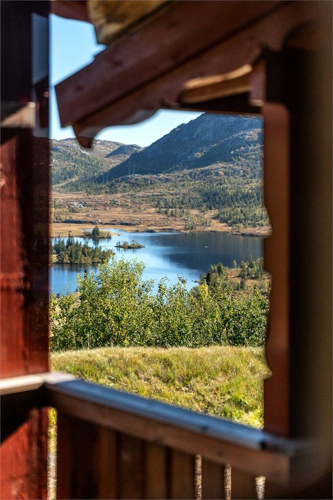 Kvitåvatn og fjellene danner en naturskjønn bakgrunn for eiendommen.