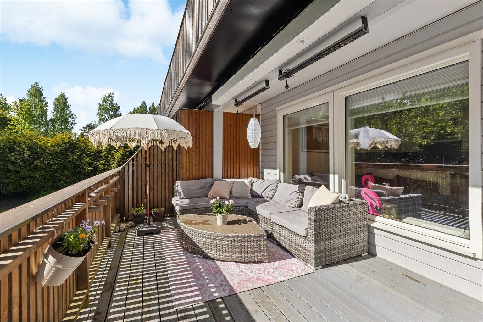 Lys og innbydende 2-roms selveierleilighet med alt på ett plan og usjenert terrasse. Her bor du komfortabelt med god planløsning og fine lysforhold.