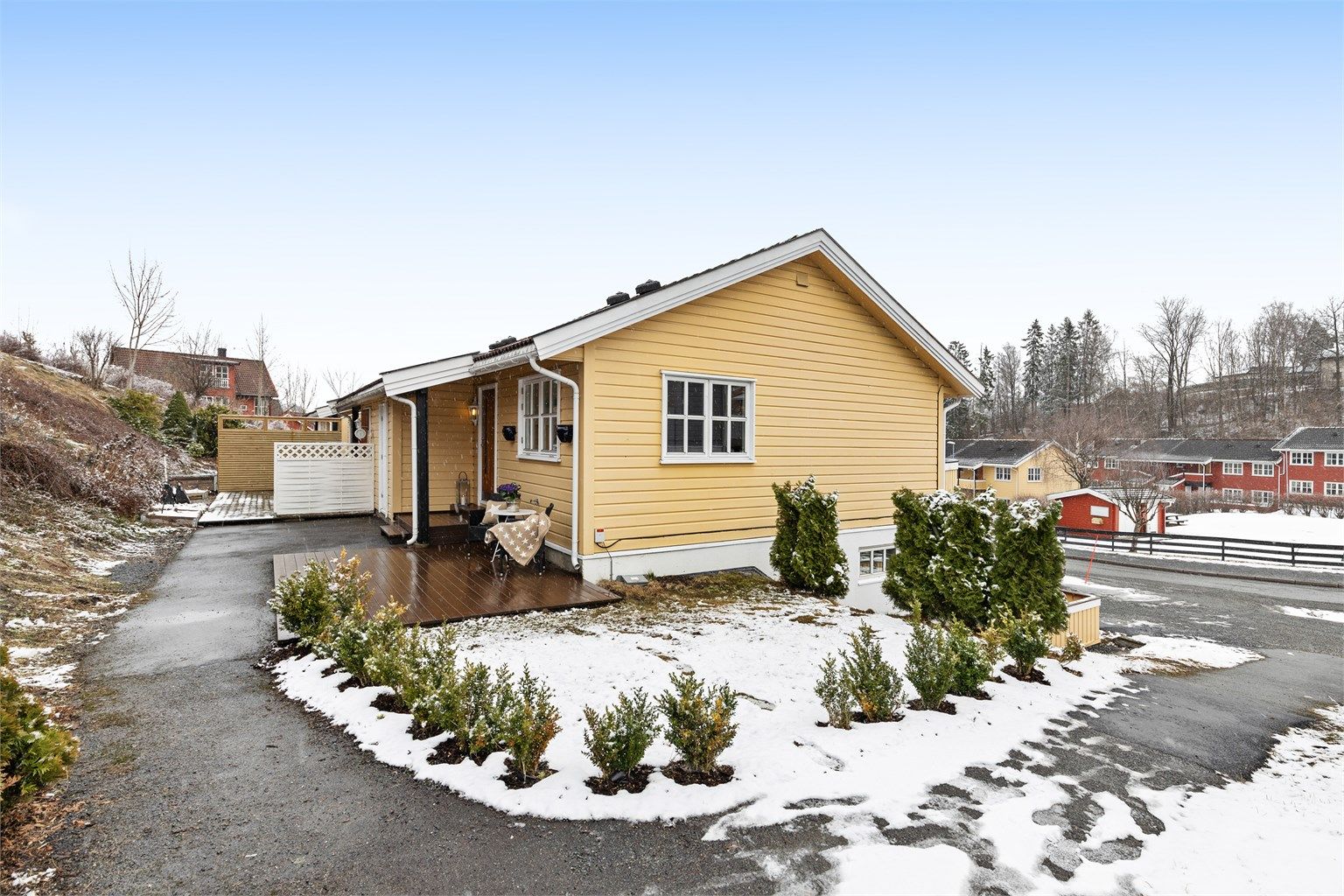 Her får du en fin gjennomgående 2-roms leilighet beliggende i 2. etasje. Leiligheten har adkomst fra bakkeplan på oversiden av bygget. Det er to uteplasser, med en i hver ende. Slik kan du nyte soltimene gjennom dagen.