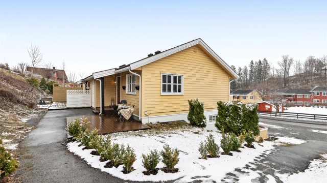 Her får du en fin gjennomgående 2-roms leilighet beliggende i 2. etasje. Leiligheten har adkomst fra bakkeplan på oversiden av bygget. Det er to uteplasser, med en i hver ende. Slik kan du nyte soltimene gjennom dagen.