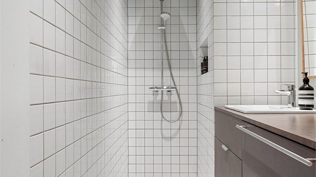 Mekanisk avtrekk med elektrisk styrt vifte sørger for god ventilasjon. Opplegg for vaskemaskin.