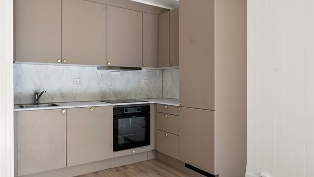Moderne og oppgradert kjøkkeninnredning med integrerte hvitevarer.