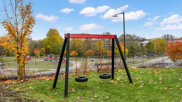 Felles lekeplass på området. Kjeller bussholdeplass er kun 500 meter unna